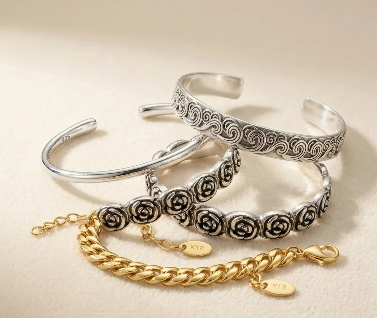 Accumulation de bracelets en acier inoxydable Zyora comprenant des joncs argentés gravés et chaînes dorées waterproof