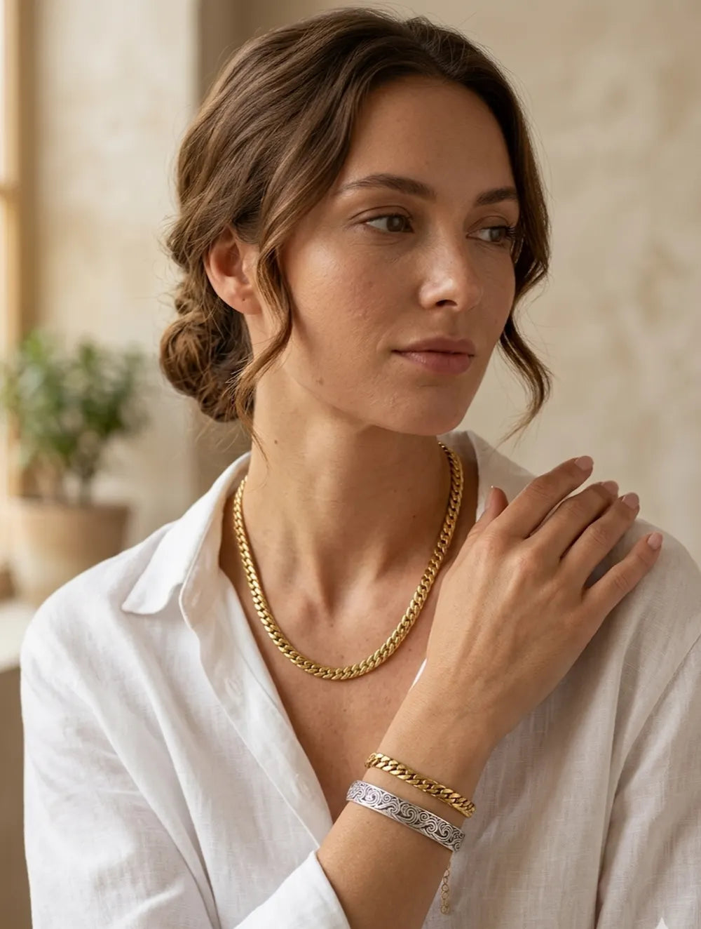 jeune femme élégante regard hors camera en chemise blanche portant collier varo un bracelet Kairo et jonc Velya en acier inoxydable 316L zyora