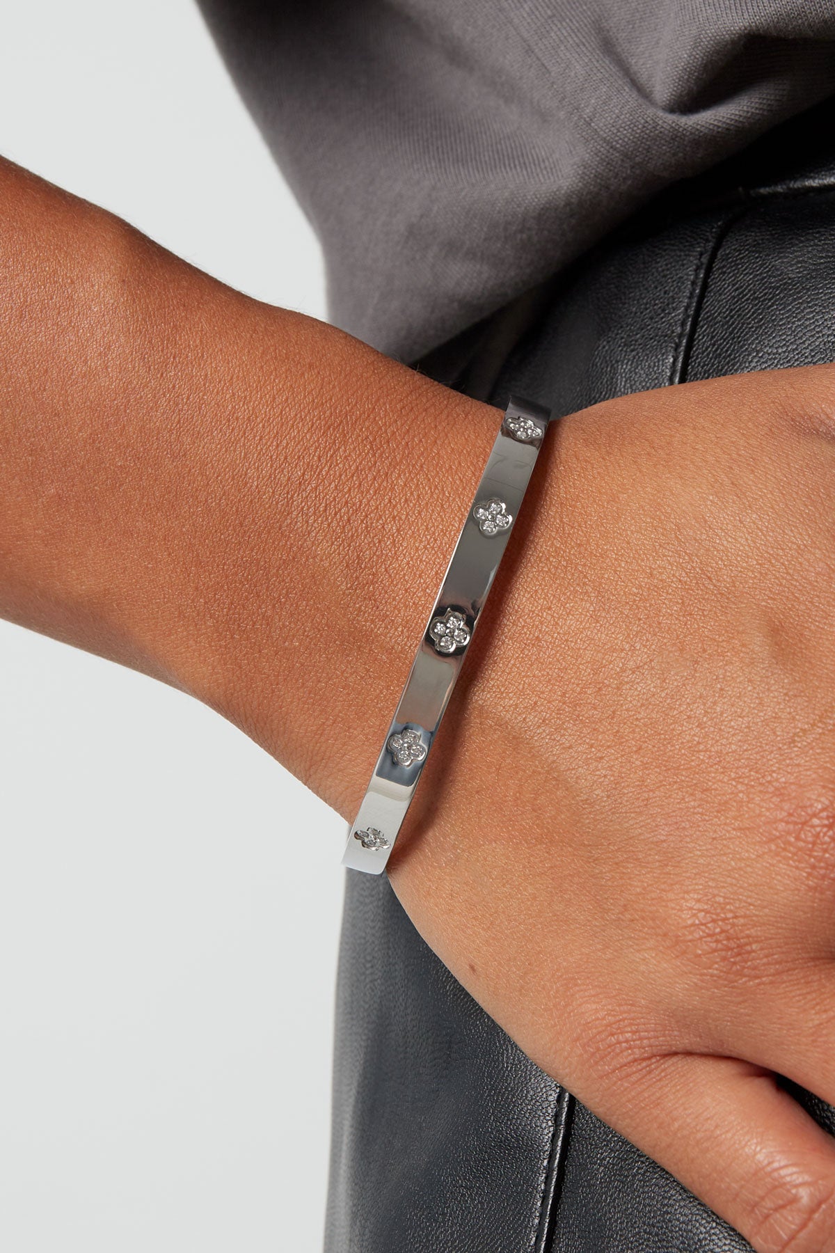 bracelet esclave avec trèfles et pierres