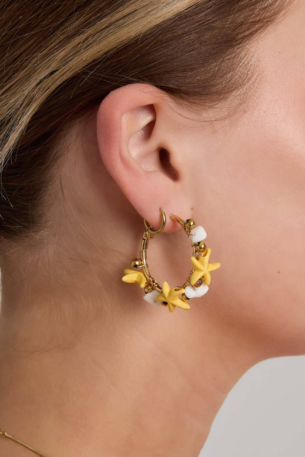 Boucles d'oreilles créoles ornées d'étoiles de mer et de perles dorées