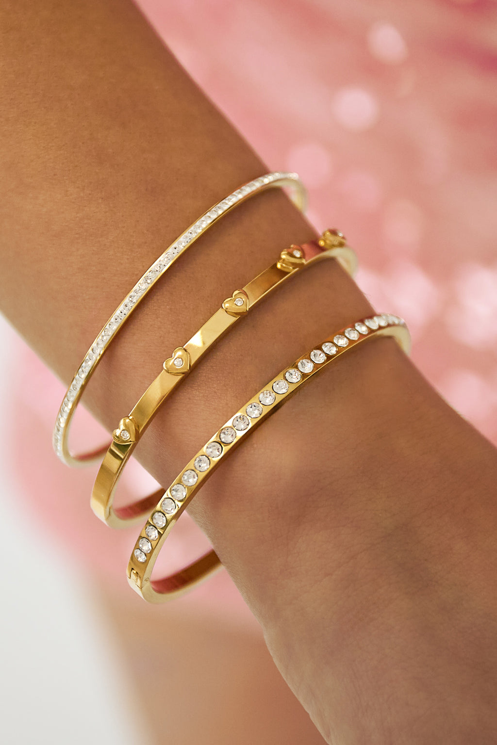 Bracelet orné de motifs en forme de cœur