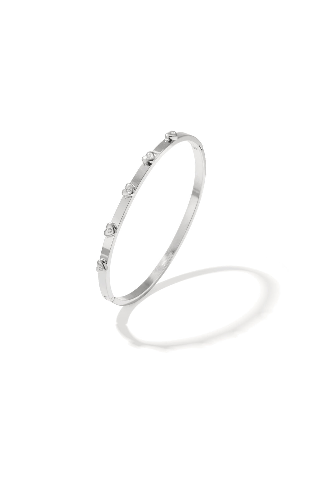 Bracelet orné de motifs en forme de cœur