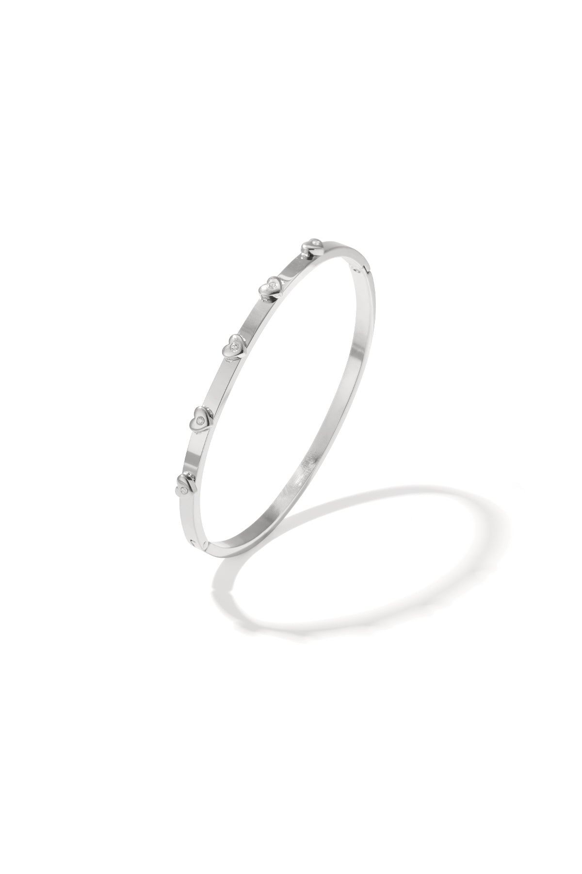 Bracelet orné de motifs en forme de cœur