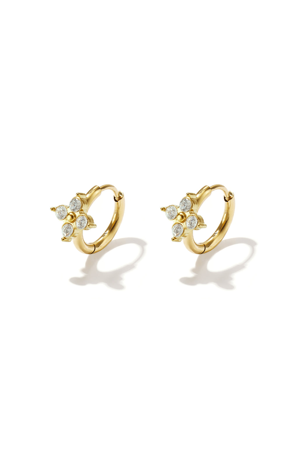 Petites boucles d'oreilles créoles avec des pierres en forme de trèfle