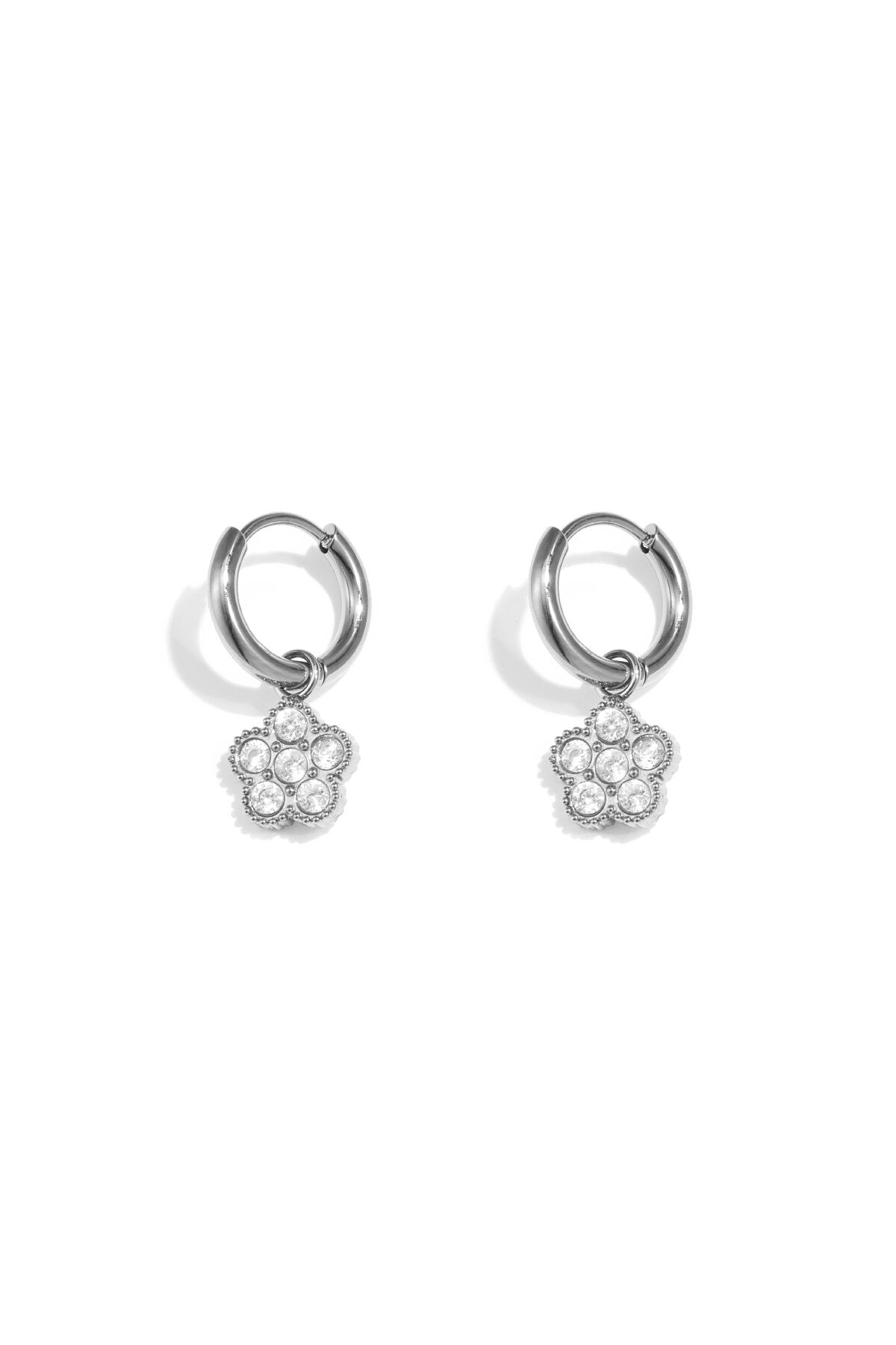 Petites boucles d'oreilles créoles ornées de fleurs pendantes en pierres de zircone