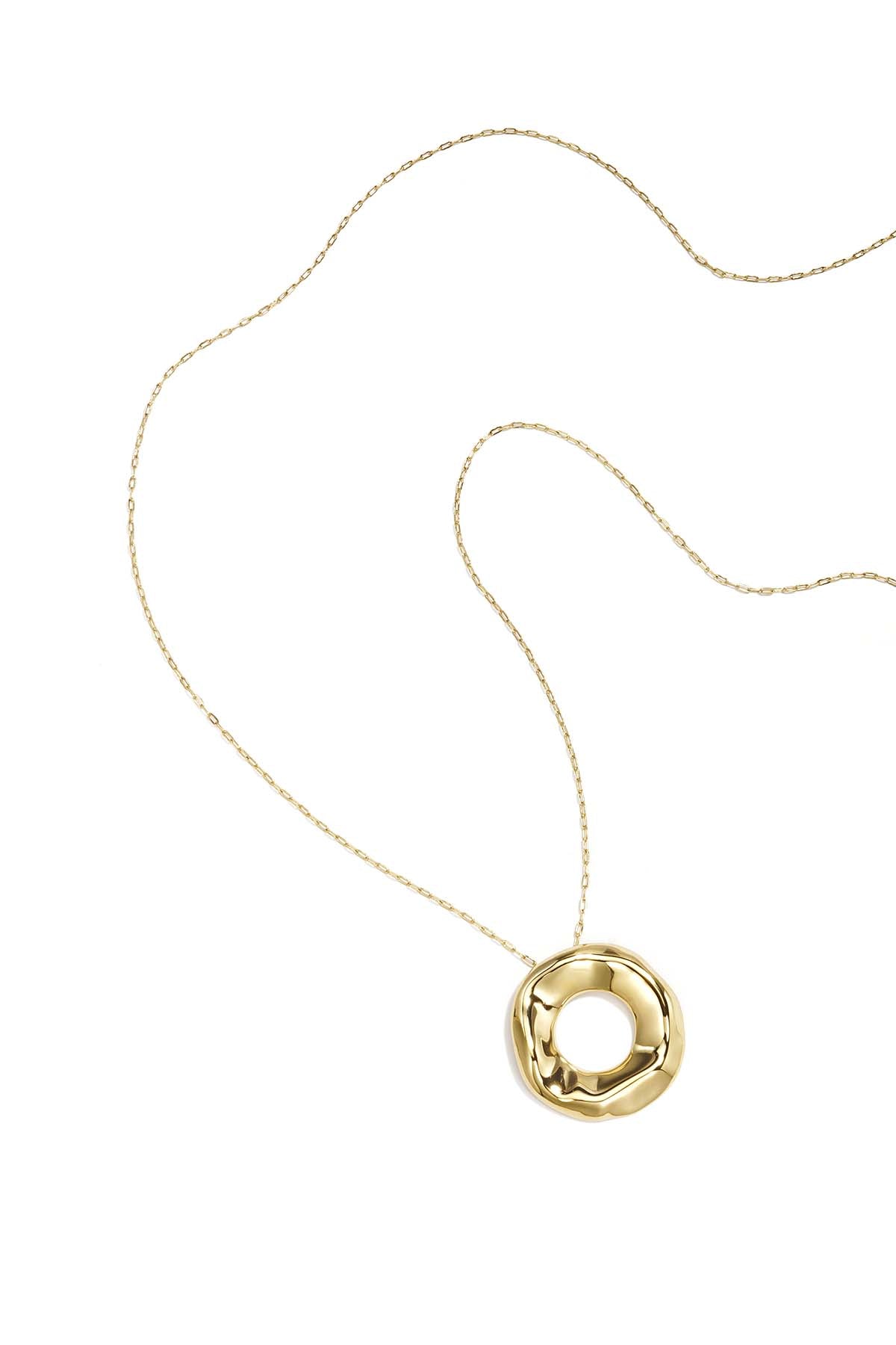 Colliers longs avec un pendentif rond à la texture granuleuse