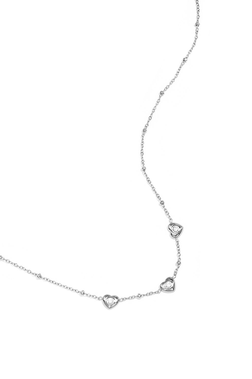 Collier de perles et de cœurs ornés de pierres