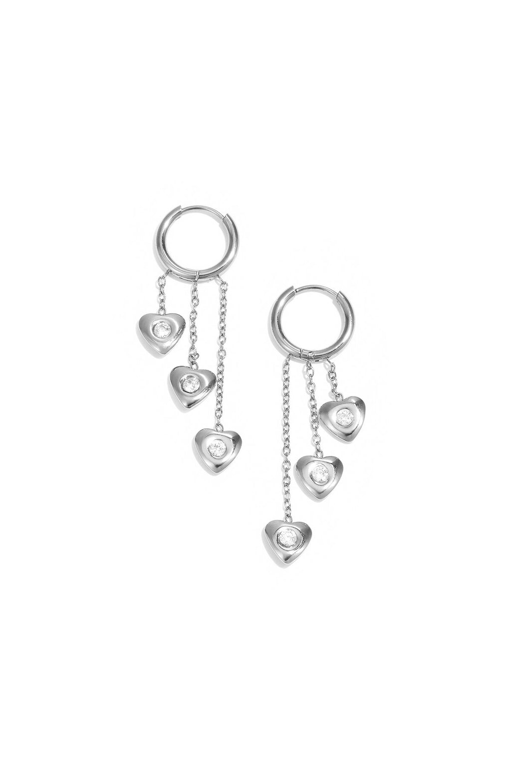 Boucles d'oreilles avec des cœurs pendants à différentes hauteurs