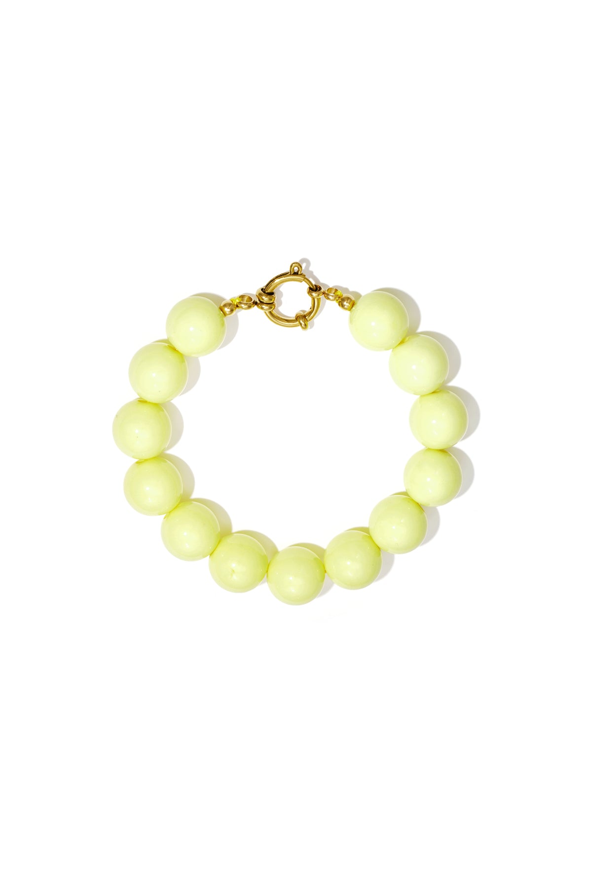 Bracelet à grosses perles et fermoir sur le devant