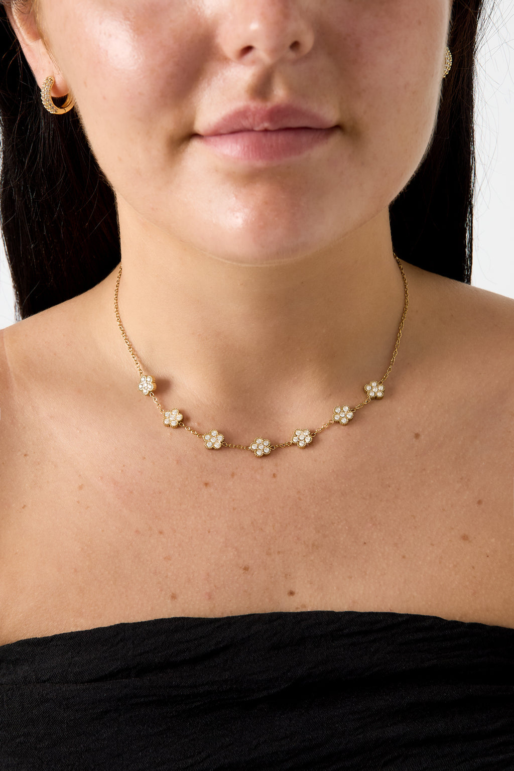 Collier élégant orné de fleurs serties de zirconias