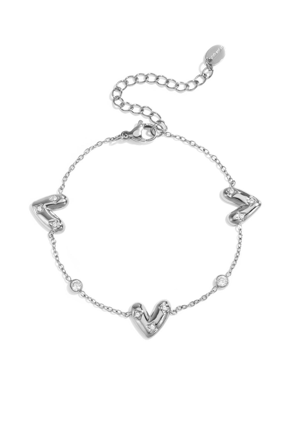Bracelet orné de trois cœurs sertis de pierres rondes en oxyde de zirconium.
