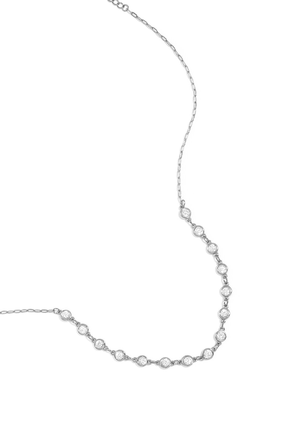 Collier orné de pierres rondes en oxyde de zirconium