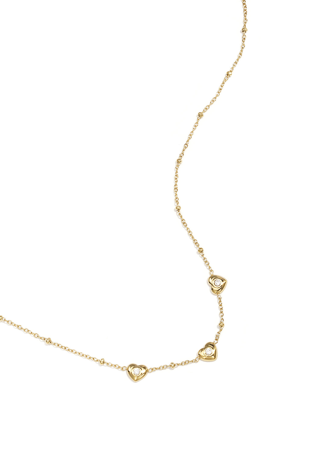 Collier de perles et de cœurs ornés de pierres