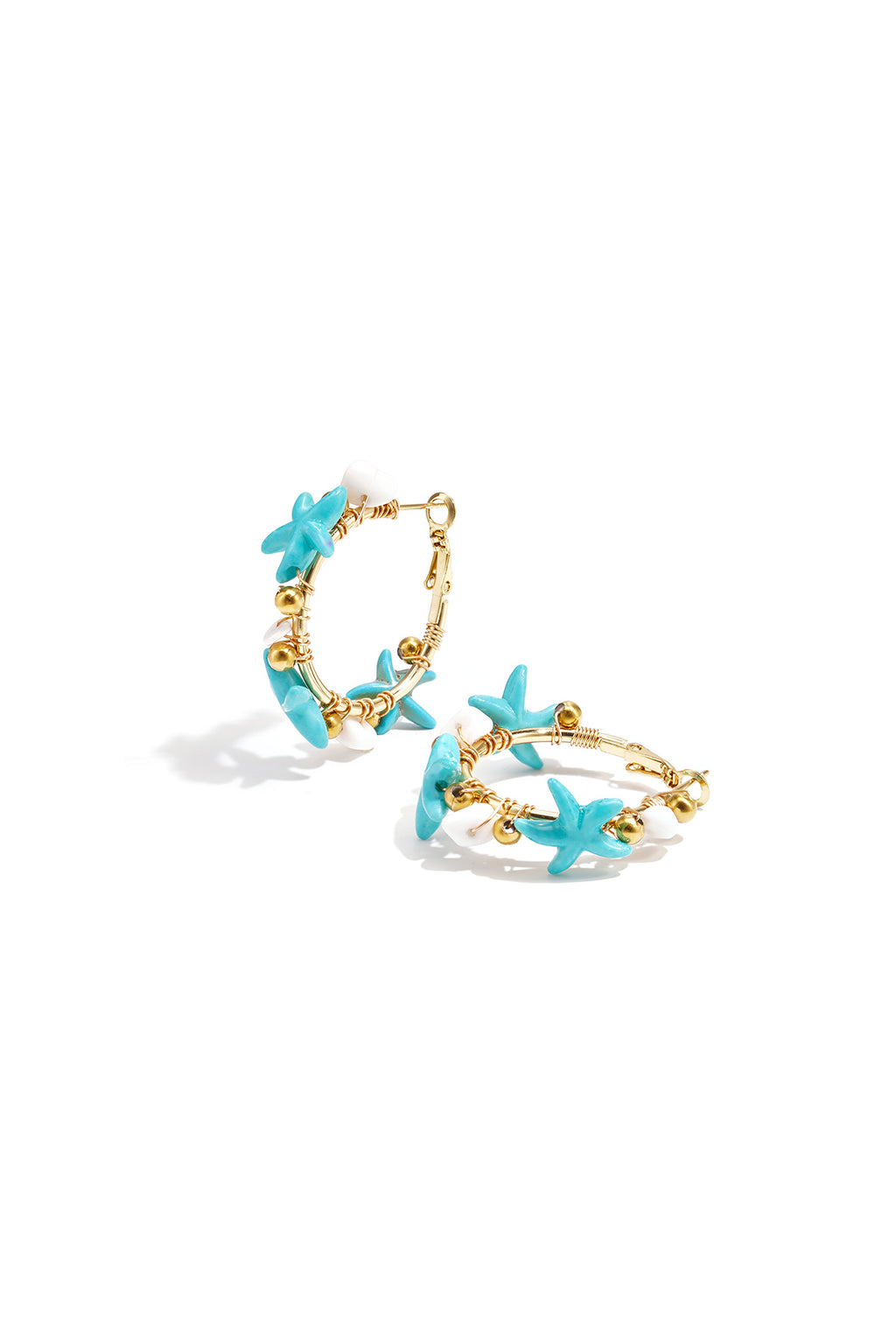 Boucles d'oreilles créoles ornées d'étoiles de mer et de perles dorées