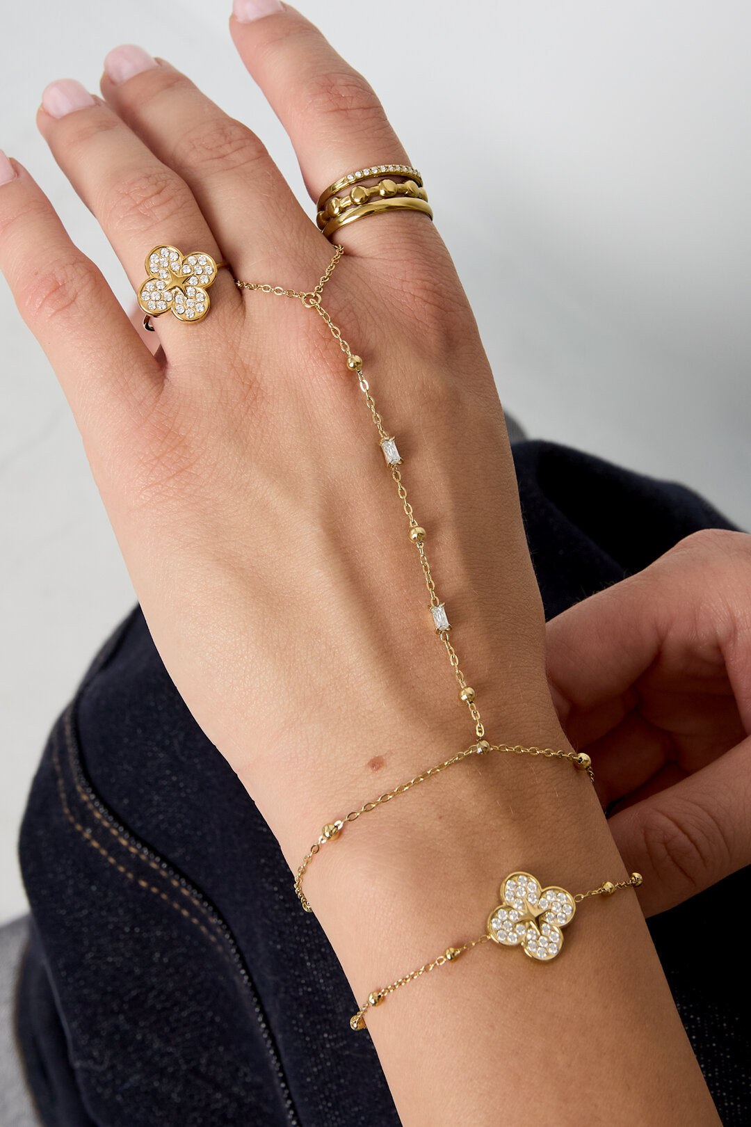 Chaîne de main avec perles et pierres rectangulaires