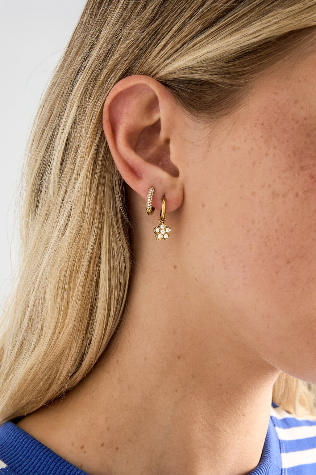 Petites boucles d'oreilles créoles ornées de fleurs pendantes en pierres de zircone
