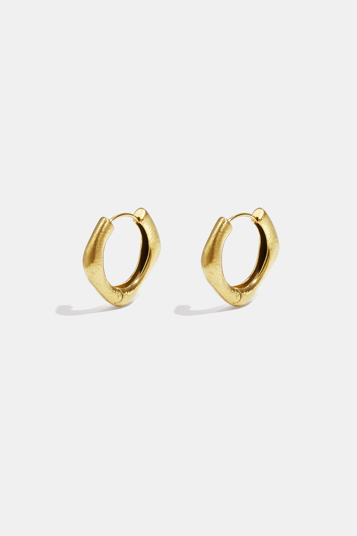Boucles d'oreilles créoles aux bords arrondis et de forme carrée