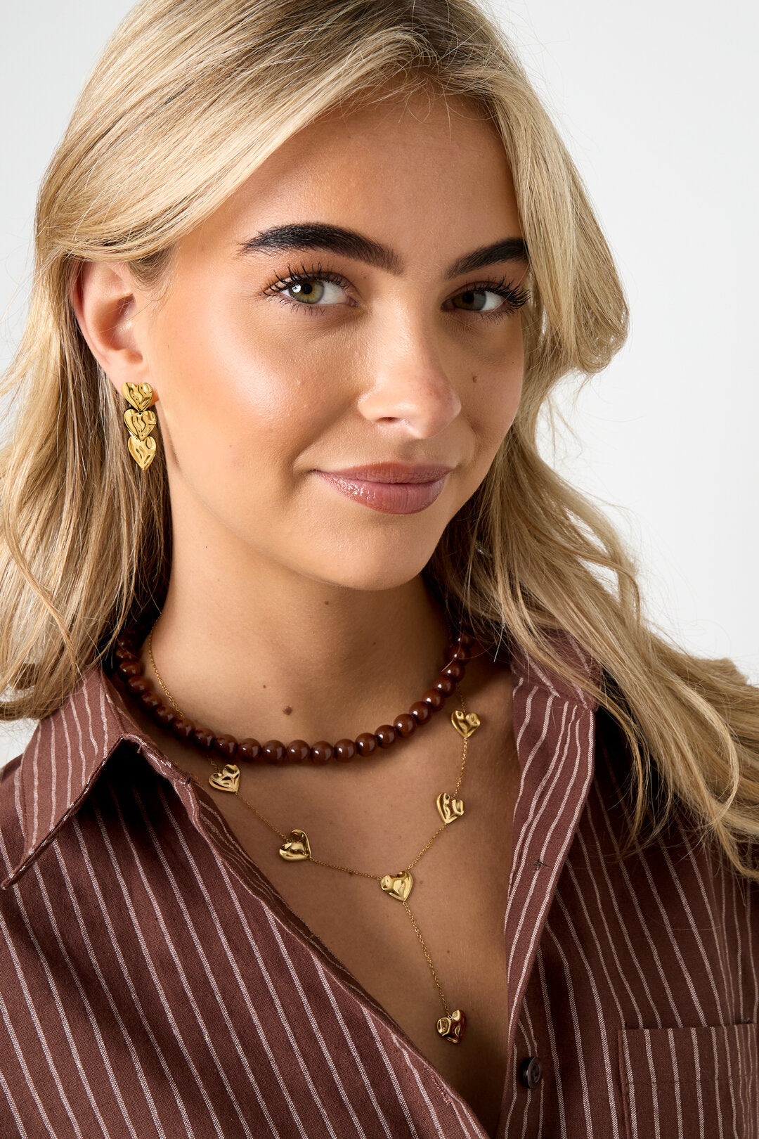 Collier en forme de Y orné de cœurs ondulés