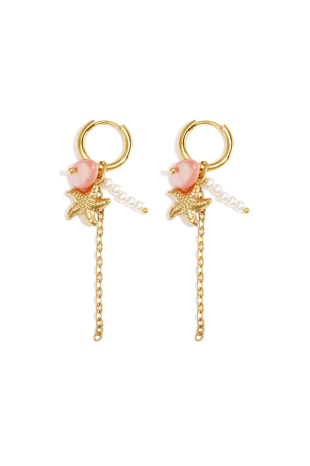 Petites boucles d'oreilles créoles ornées d'étoiles de mer, d'une chaîne, de perles et de perles de rocaille.