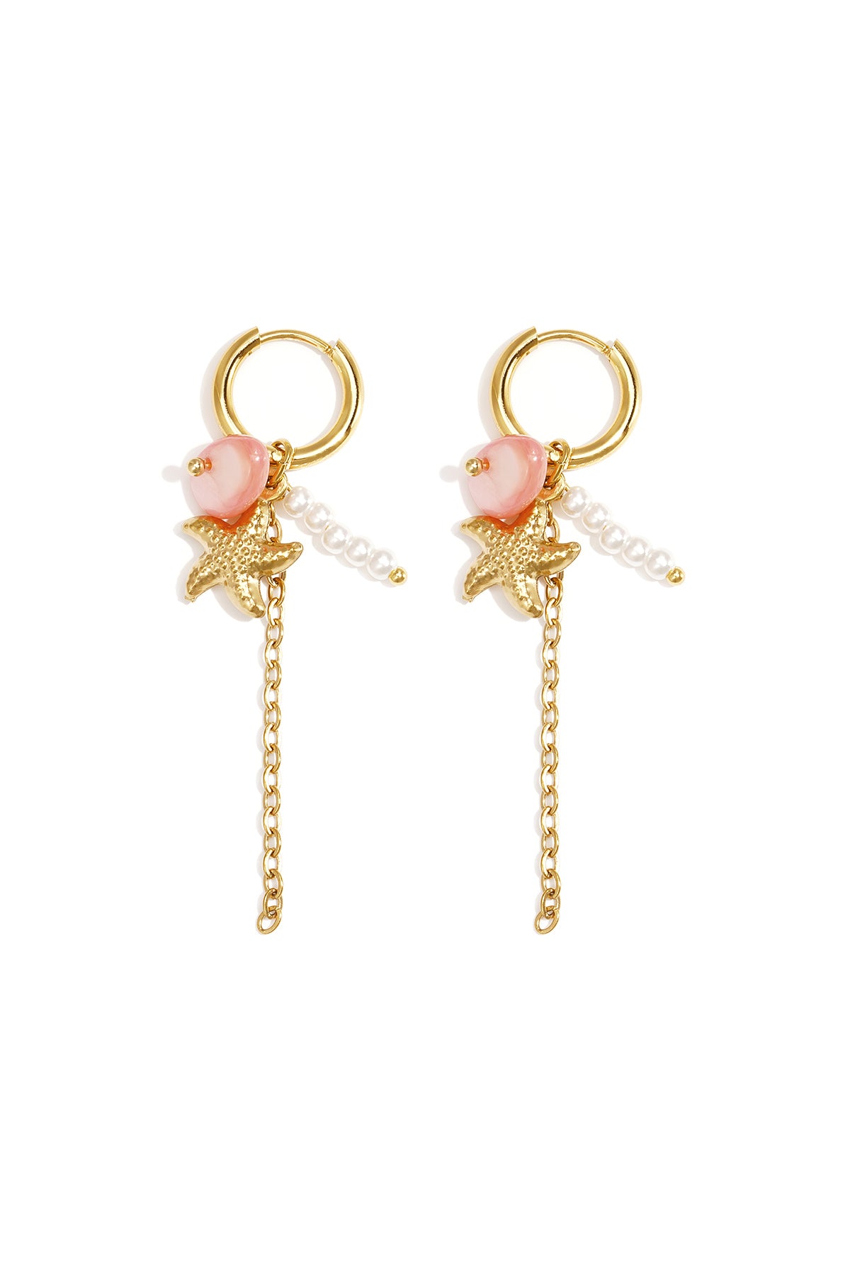 Petites boucles d'oreilles créoles ornées d'étoiles de mer, d'une chaîne, de perles et de perles de rocaille.