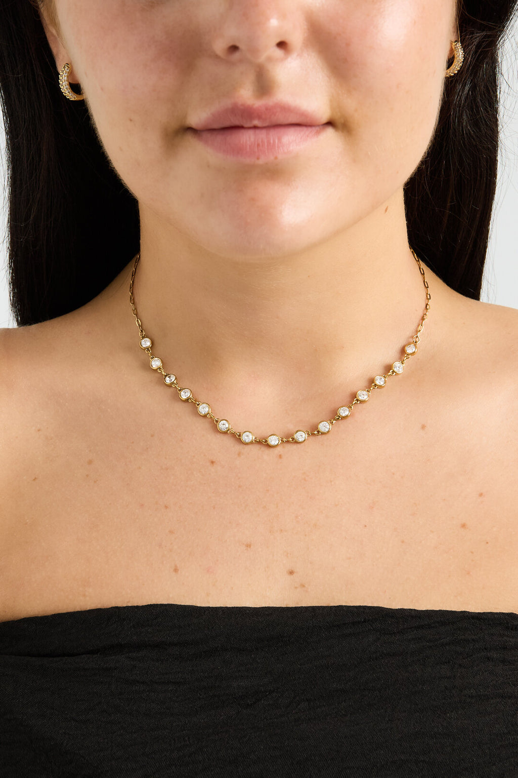 Collier orné de pierres rondes en oxyde de zirconium