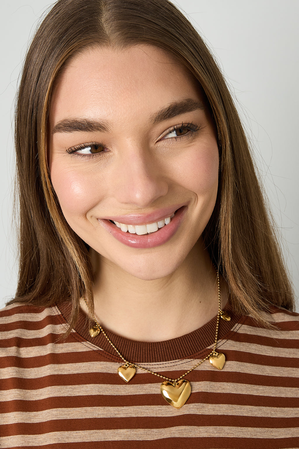 Collier avec des perles et des cœurs de formes différentes