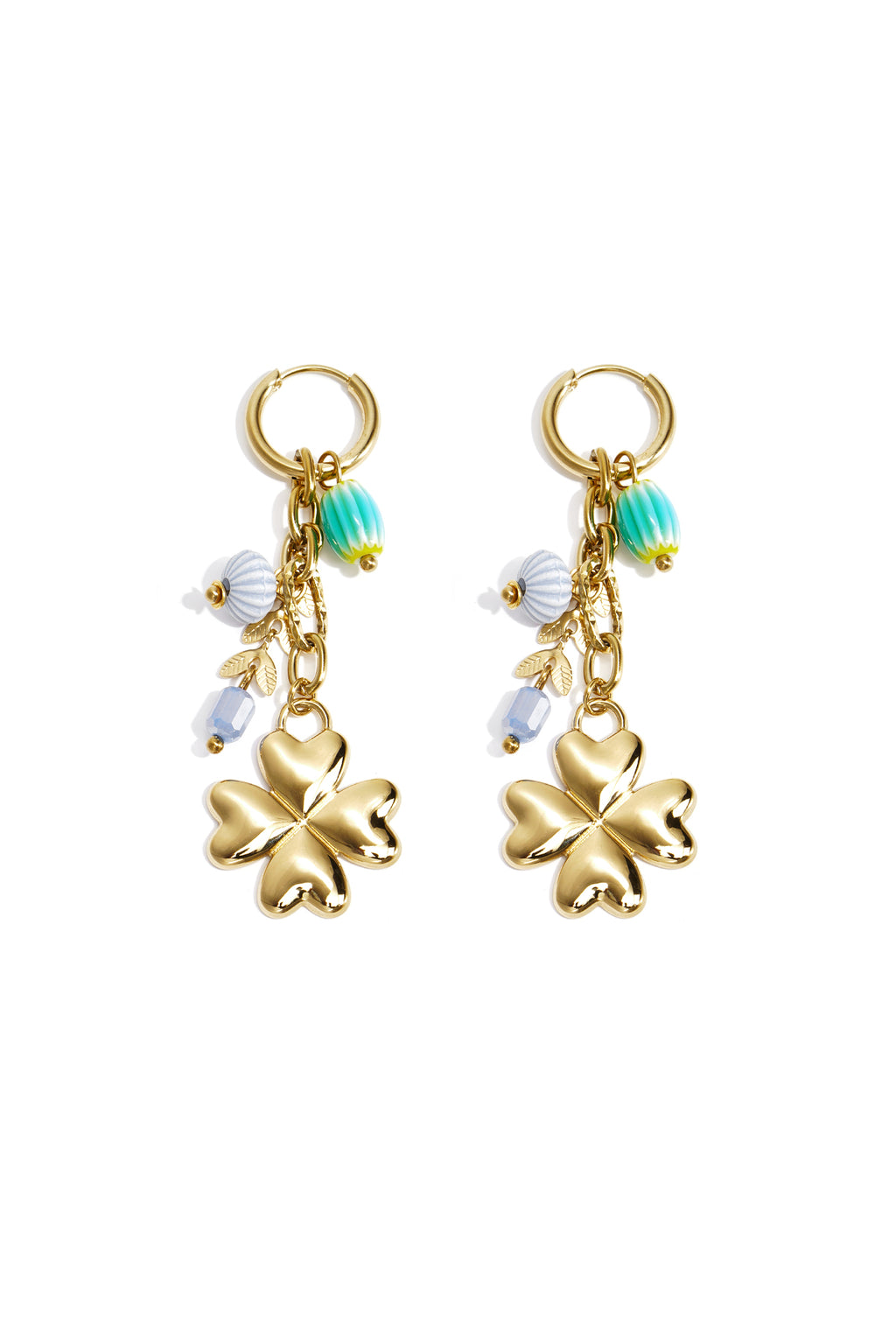 Petites boucles d'oreilles créoles ornées d'un trèfle, de perles et de feuilles pendantes