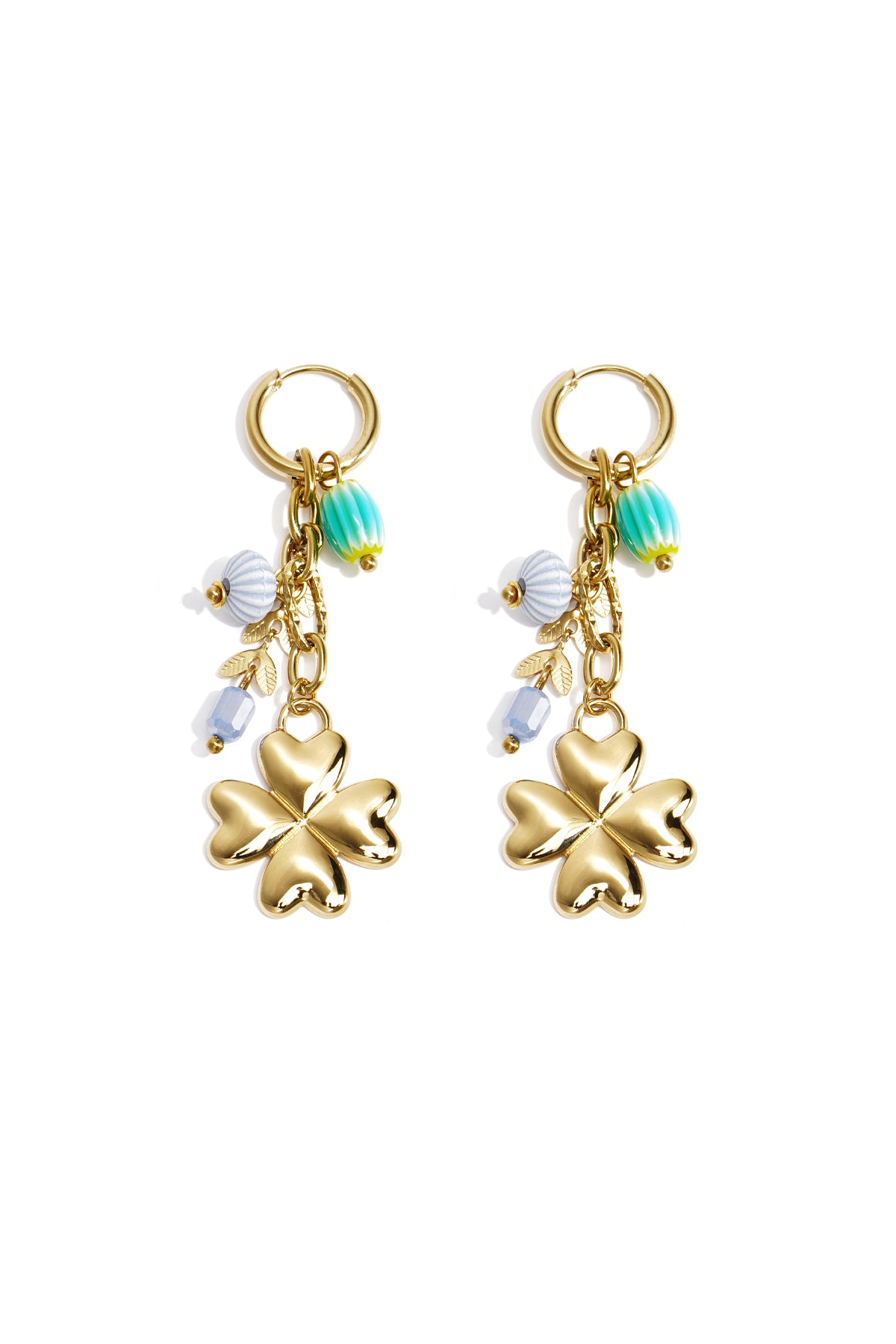 Petites boucles d'oreilles créoles ornées d'un trèfle, de perles et de feuilles pendantes