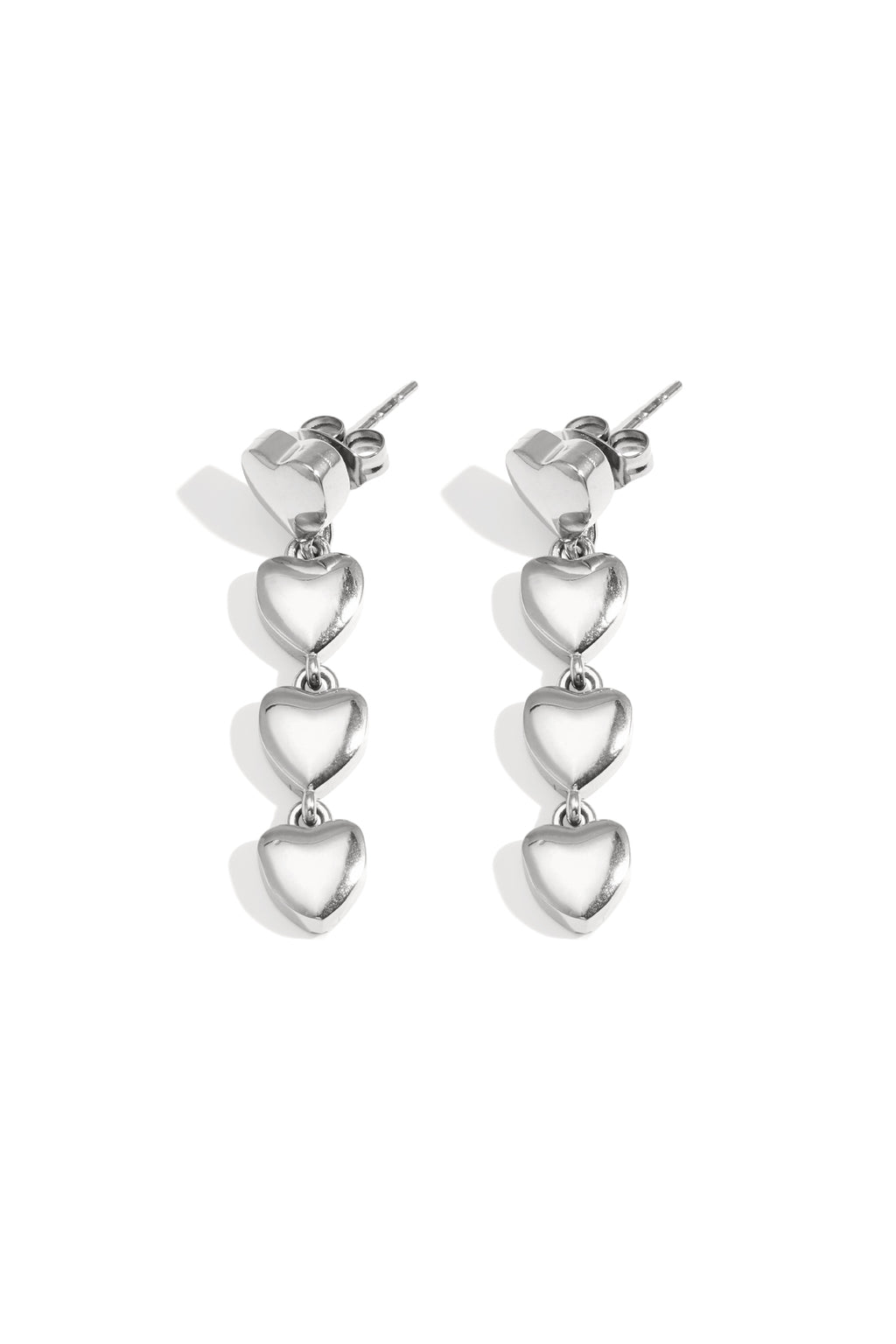 rangée de boucles d'oreilles en forme de cœur