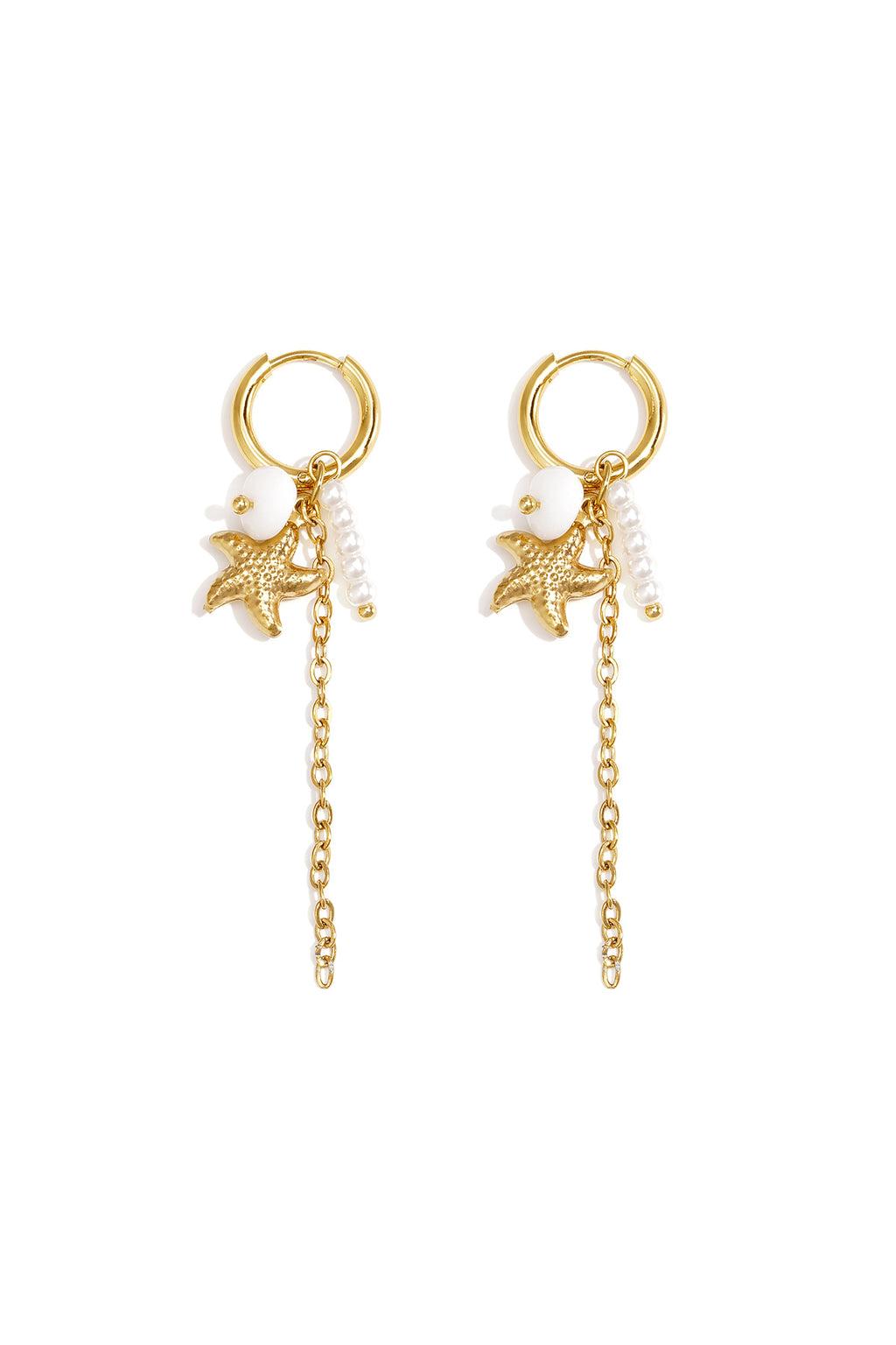 Petites boucles d'oreilles créoles ornées d'étoiles de mer, d'une chaîne, de perles et de perles de rocaille.
