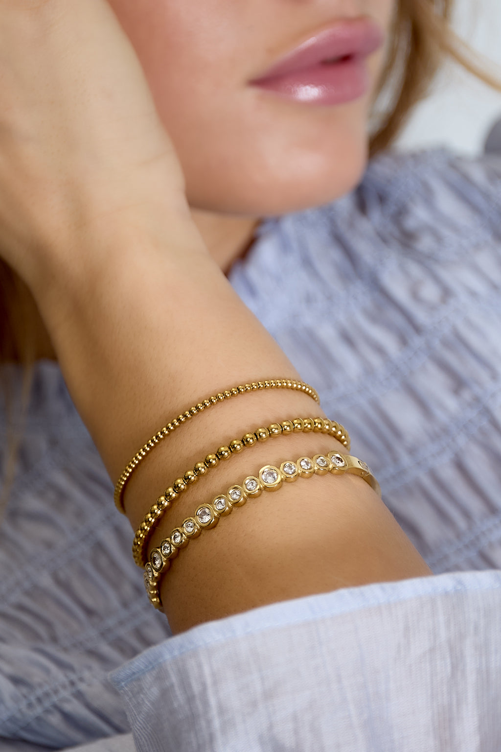Bracelet jonc orné de pierres rondes