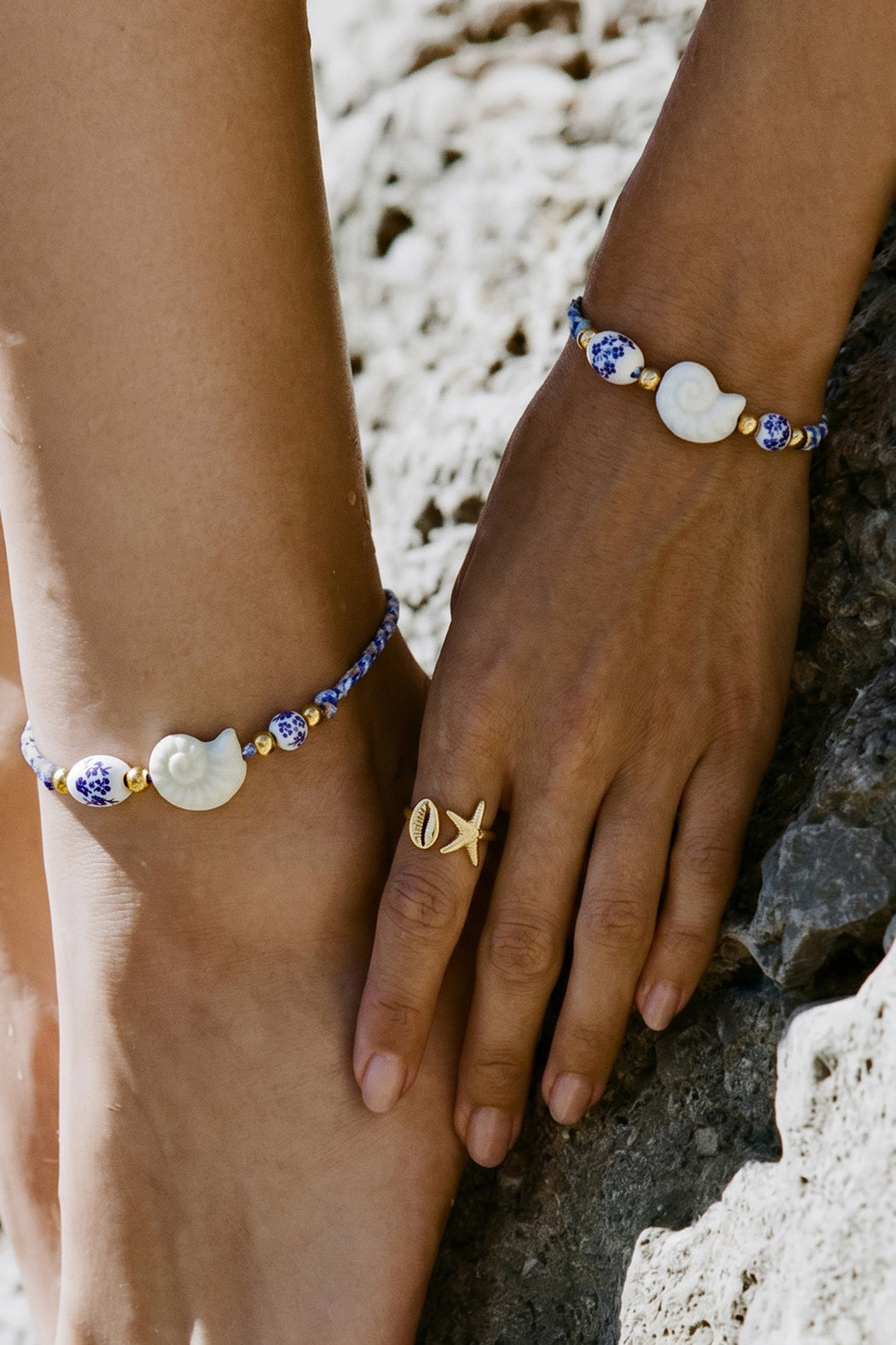 Bracelet en corde orné de perles à motifs de coquillages et de fleurs