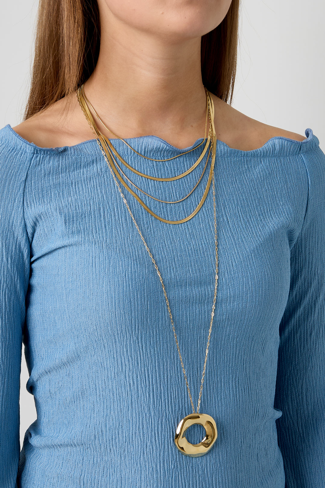 Colliers longs avec un pendentif rond à la texture granuleuse