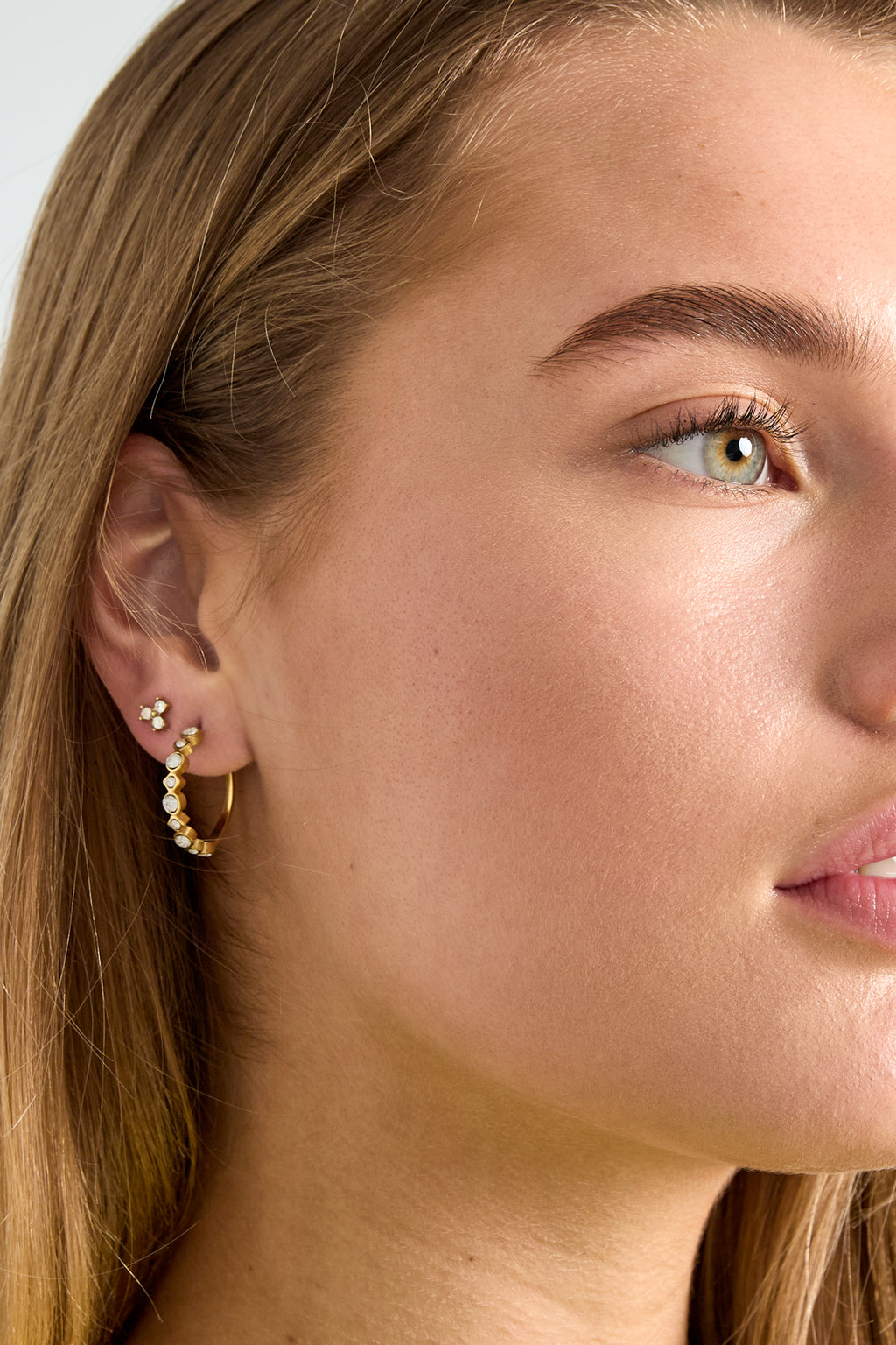Boucles d'oreilles fines ornées de 3 pierres