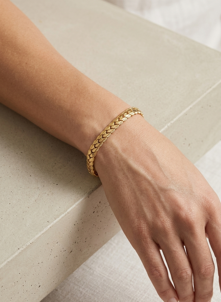 Détail du bracelet maille serpent dorée Nova porté au poignet, bijou waterproof, en acier inoxydable 316L Zyora