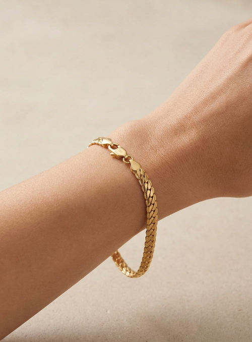 Femme portant le bracelet doré Nova maille chevron plate au poignet