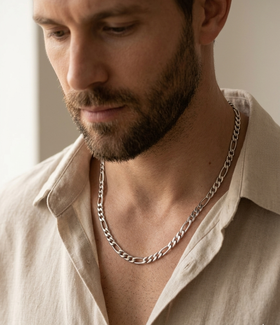 Homme portant le collier Néris maille Figaro de couleur argentée Zyora style décontracté chic