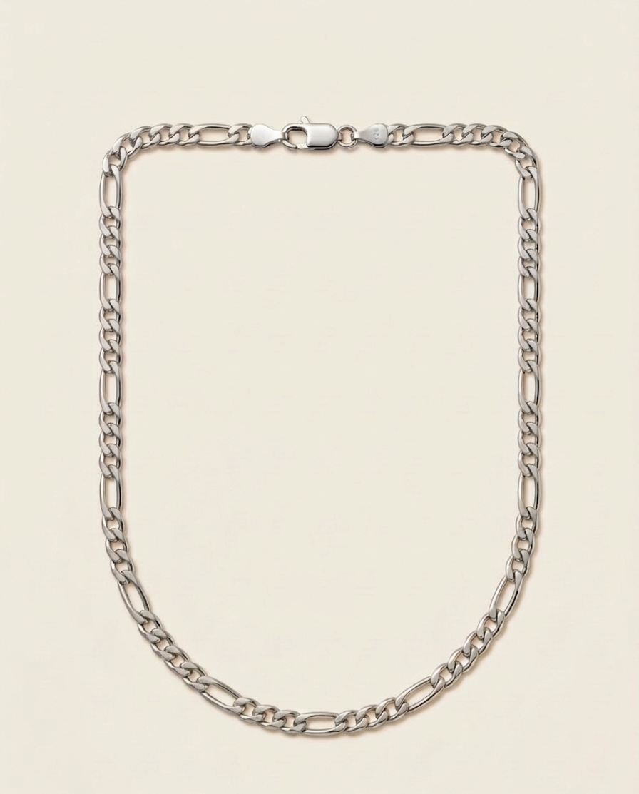 Gros plan détaillé du Collier Néris homme en acier inoxydable argenté, montrant la structure de la maille Figaro.