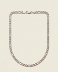 Gros plan détaillé du Collier Néris homme en acier inoxydable argenté, montrant la structure de la maille Figaro.