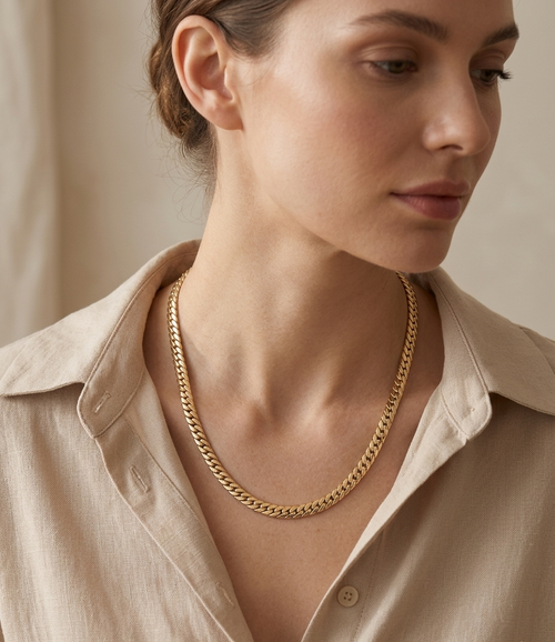 Détail de la maille plate brillante dorée du collier Varo résistant à l'eau