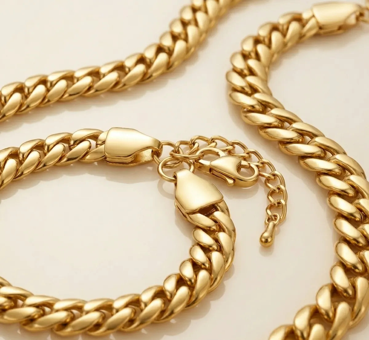 Gros plan sur les maillons gourmette et les chaînettes d'extension ajustables de la parure Kairo dorée