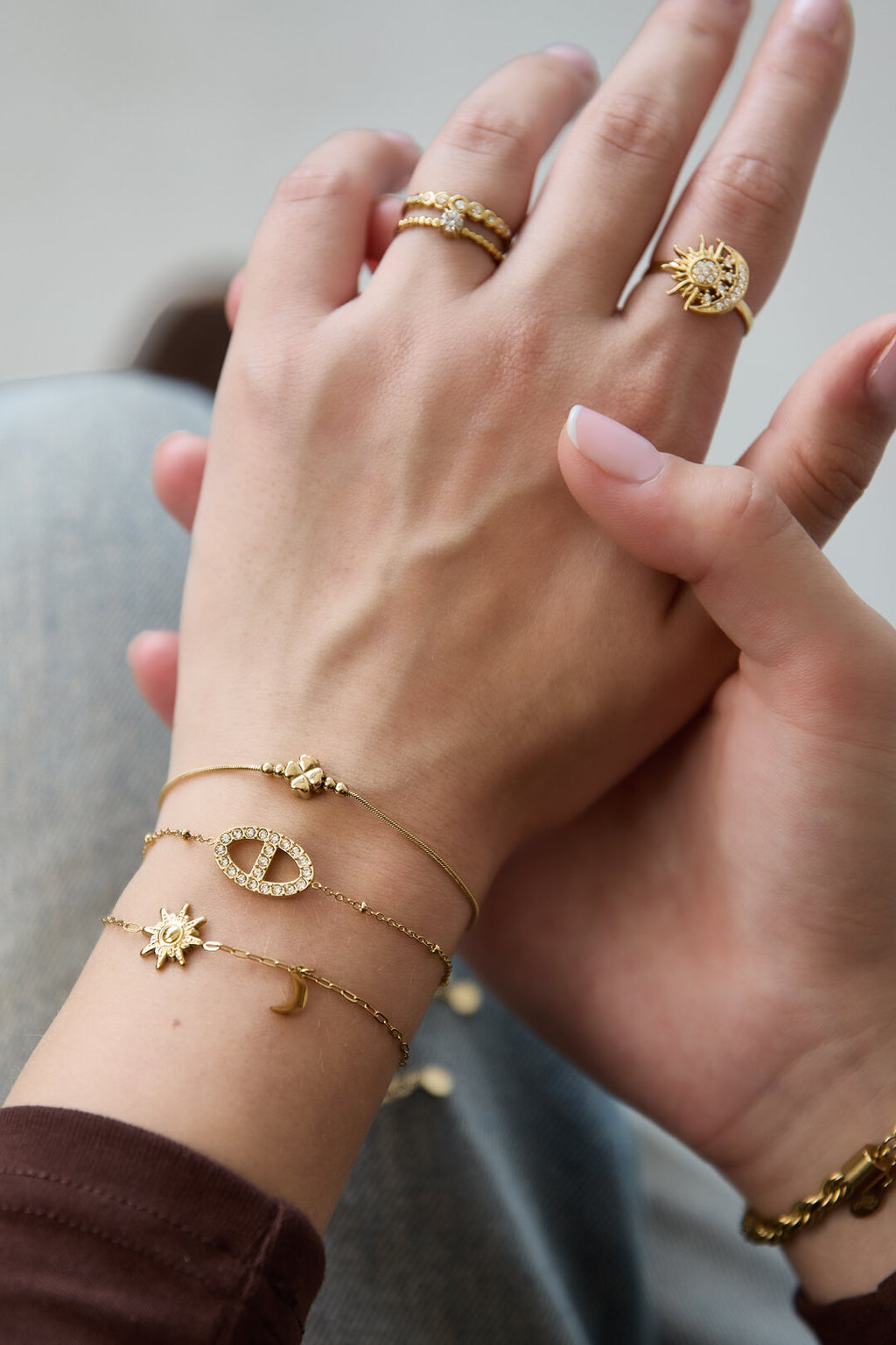 Bracelet orné de pierres ovales