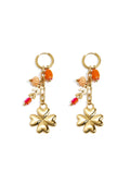 Petites boucles d'oreilles créoles ornées d'un trèfle, de perles et de feuilles pendantes