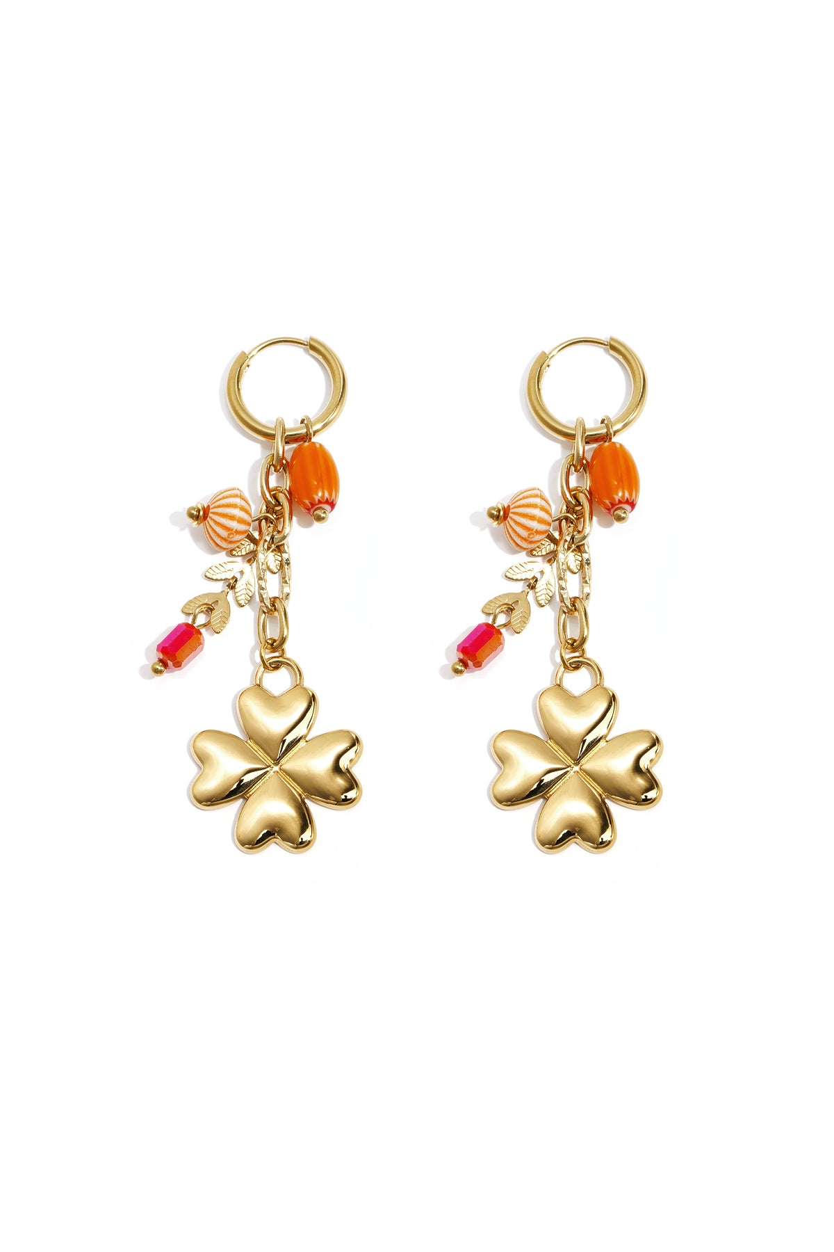 Petites boucles d'oreilles créoles ornées d'un trèfle, de perles et de feuilles pendantes