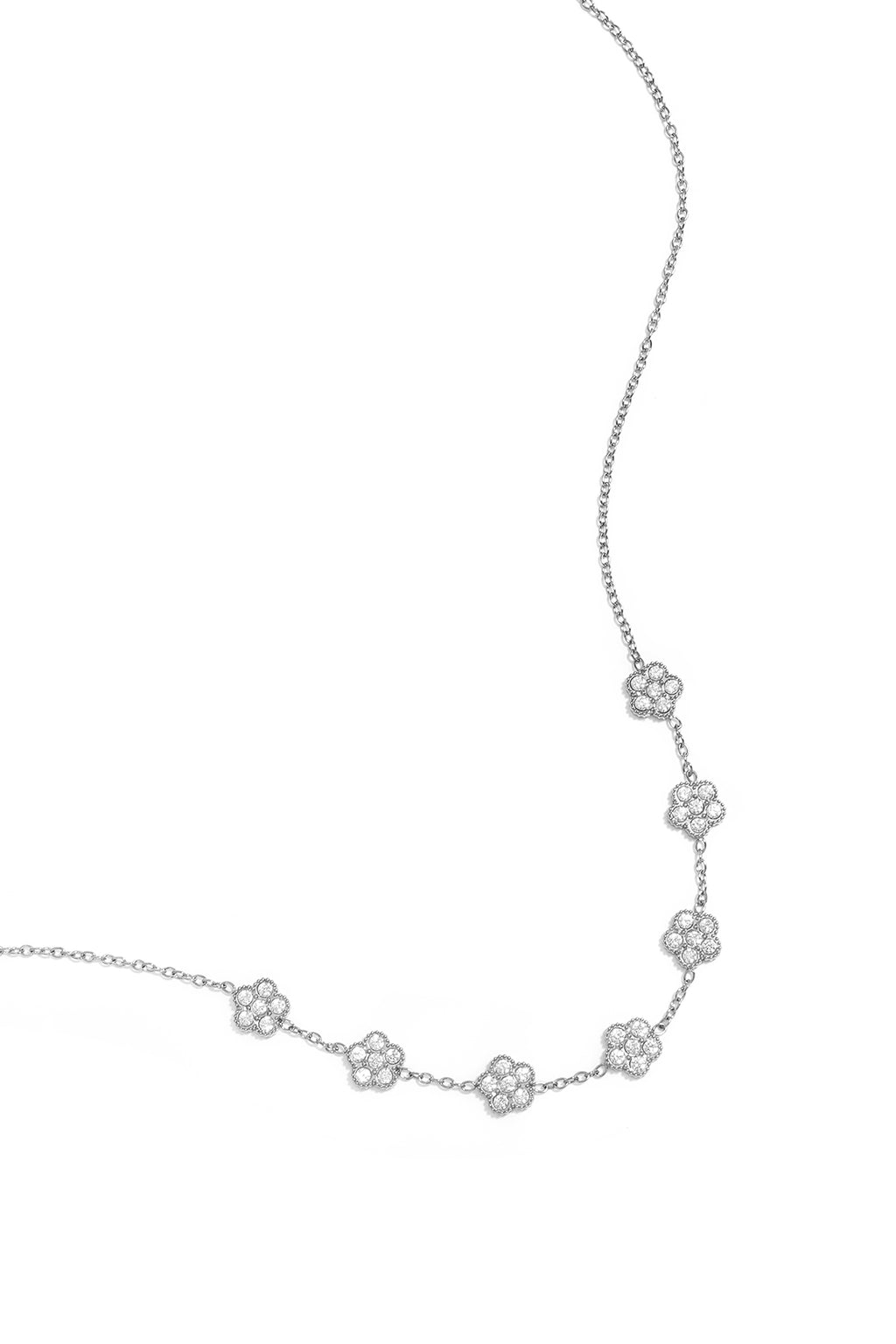 Collier élégant orné de fleurs serties de zirconias