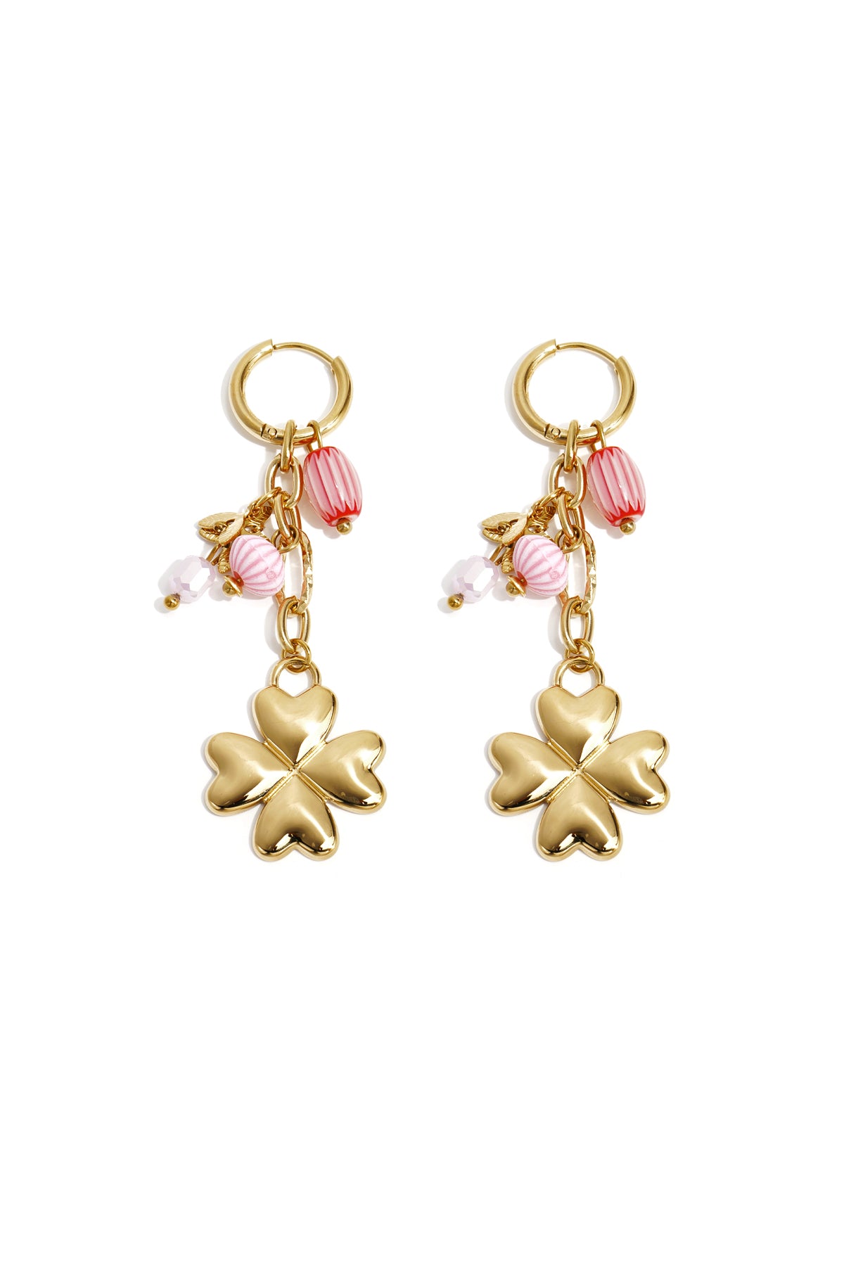 Petites boucles d'oreilles créoles ornées d'un trèfle, de perles et de feuilles pendantes