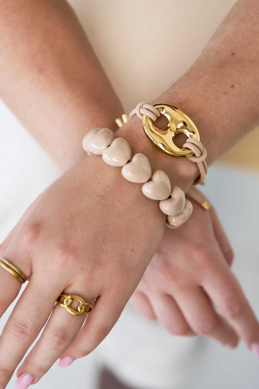 Bracelet avec de grosses perles en forme de cœur