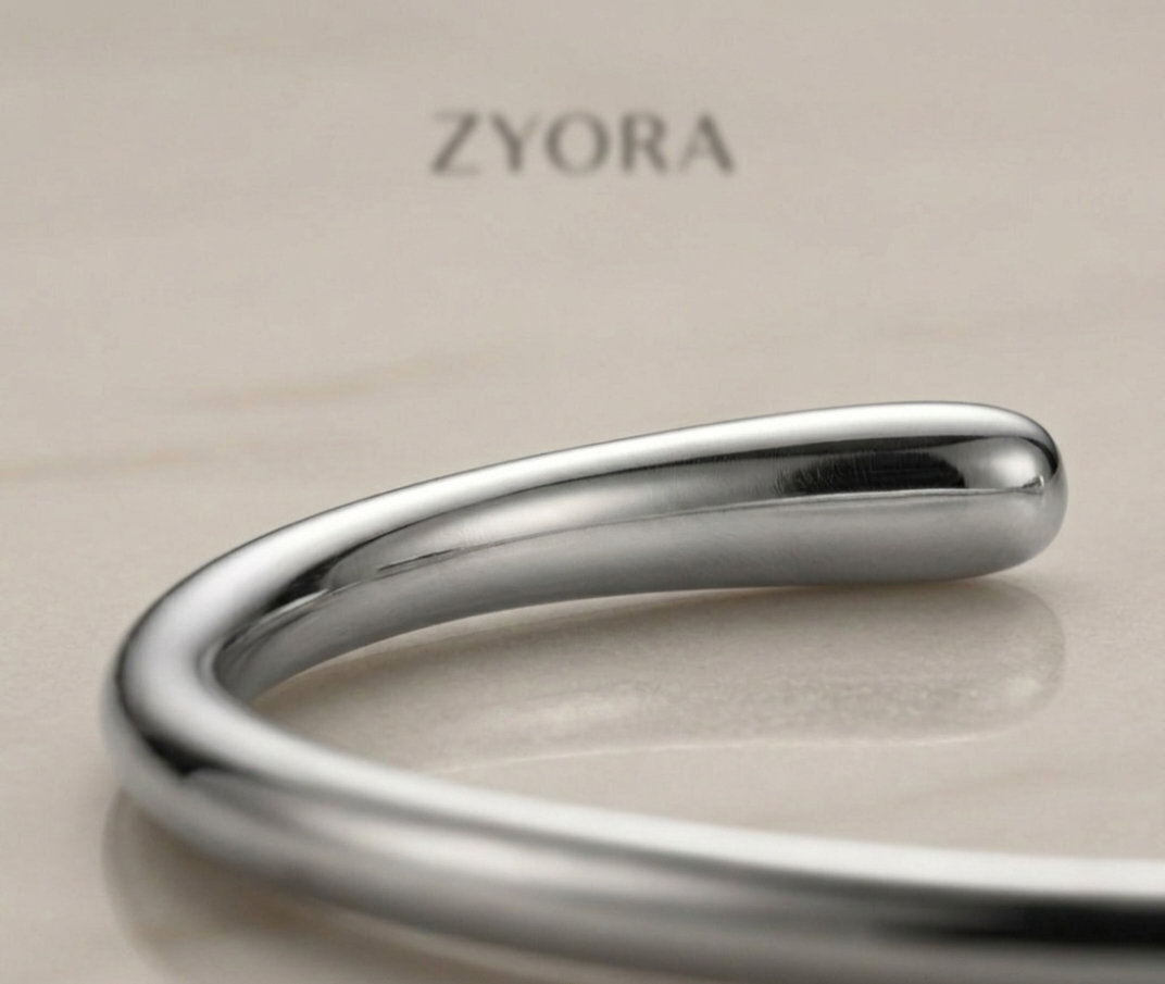 Gros plan sur les finitions arrondies du bracelet jonc ajustable Sora résistant à l'eau