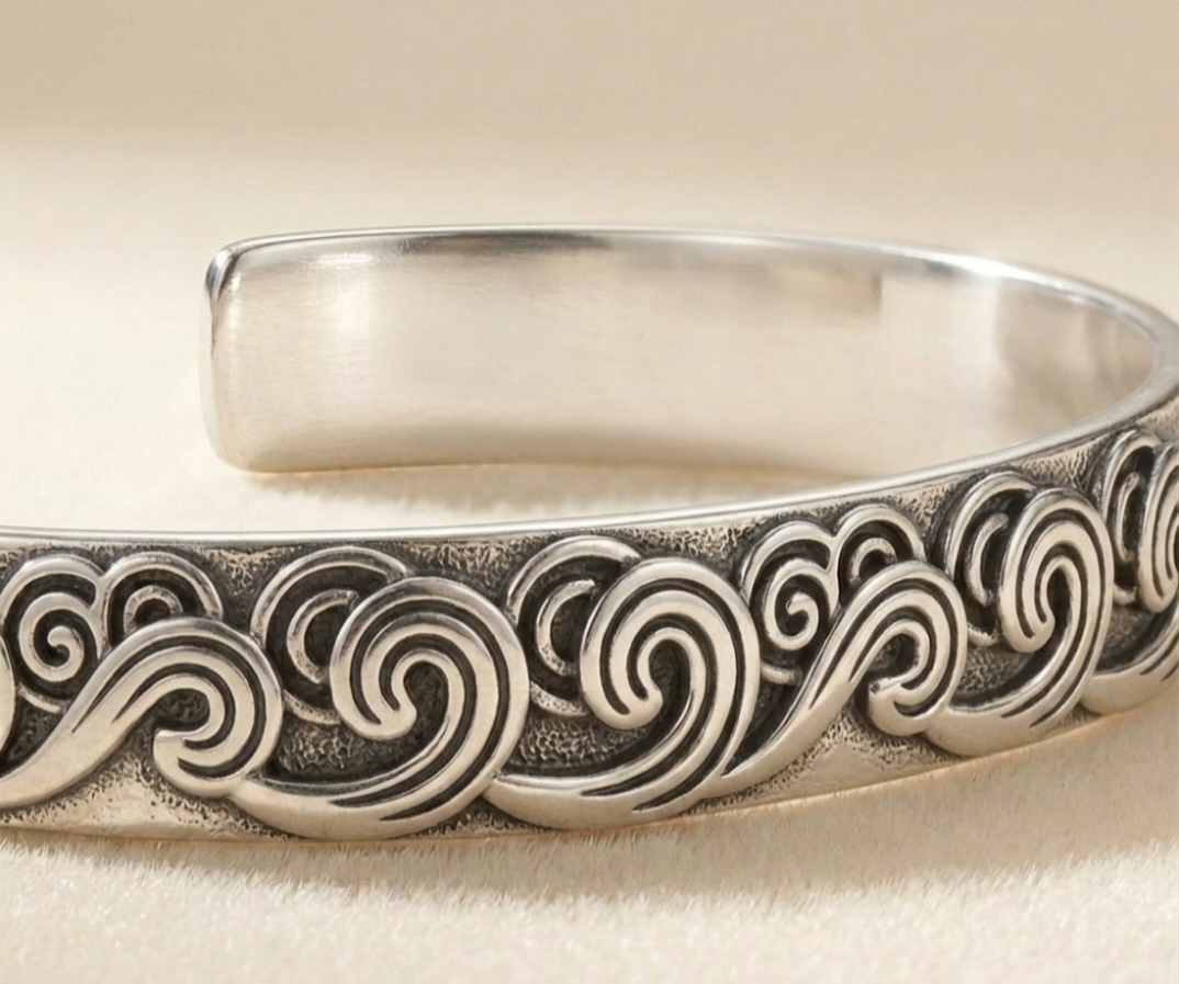Gros plan sur l'intérieur et les finitions arrondies du bracelet jonc ajustable Velya de couleur argenté en acier inoxydable 316