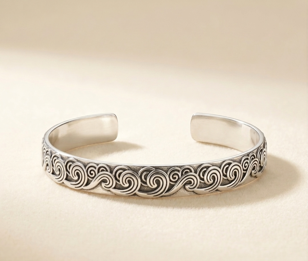 Bracelet jonc ouvert Velya avec motifs vagues gravés en acier inoxydable de couleur argenté